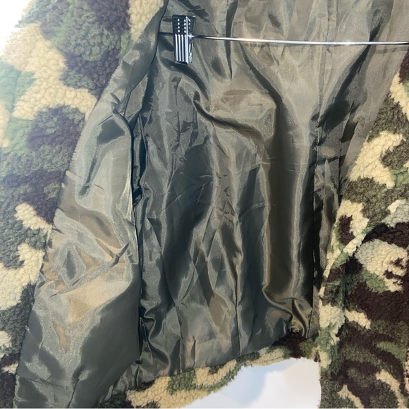 Oversized Camo Jacket - Picture 2 of 3